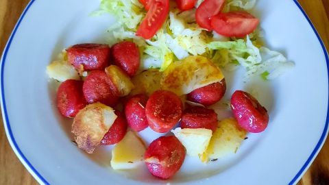 Rote-Bete-Gnocchi aus der Pfanne mit Kartoffeln und frischem Salat: So kommt Farbe und Abwechslung auf deinen Teller.