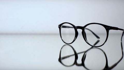 Wenn dir die Brille ständig von der Nase rutscht, hilft ein einfacher Trick aus dem Artikel – so sitzt deine Brille wieder fest!