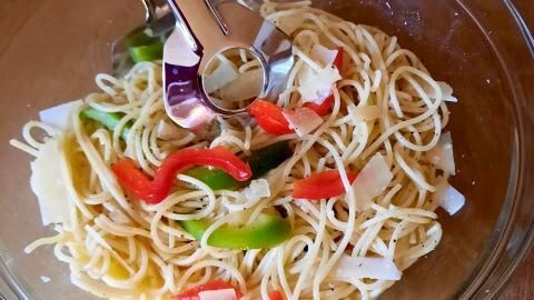 Spaghetti aglio e olio bekommt mit frischen Paprikastreifen und Parmesan einen bunten Twist – schnell gemacht und lecker!