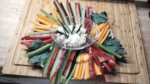 Bunte Rohkost: Gemüsesticks mit einem einfachen Zwiebel-Suppen-Dip. Hört sich kurios an, ist aber genial.