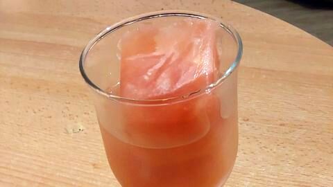 Fruchtsaft-Eiswürfel aus Grapefruitsaft im Glas sorgen an heißen Tagen für ein extra frisches Sommergetränk, das nicht verwässert.