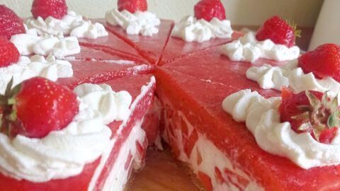 Erdbeertorte ohne Backen: Die Erdbeer-Sahne-Käsecreme wird auf den Boden gegeben und 2 bis 3 Stunden kalt gestellt, damit sie fest wird.