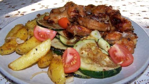 Knusprige Chicken Wings aus dem Airfryer, serviert mit Bratkartoffeln und frischem Gemüse – so geht schnelles, leckeres Mittagessen.