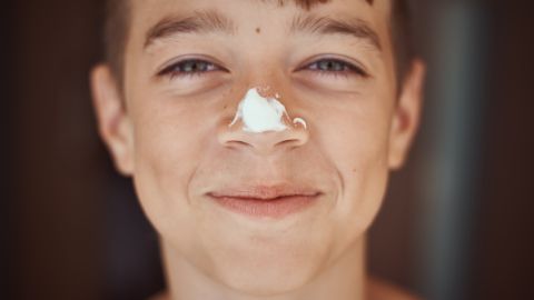 Im Sommer heißt es: eincremen, eincremen, eincremen! Doch wie schützt uns die Sonnencreme überhaupt vor den Sonnenstrahlen?