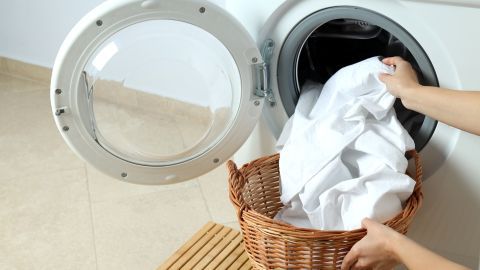 Du hast keinen Plan, wie du deine Wäsche richtig waschen sollst? Dann kommt unsere Anleitung für Anfänger wie gerufen!