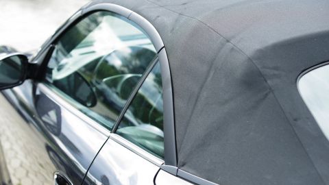 Mit diesen Tipps entfernst du Imprägnierspray-Rückstände von Autoscheiben und sorgst wieder für klare Sicht im Cabrio.