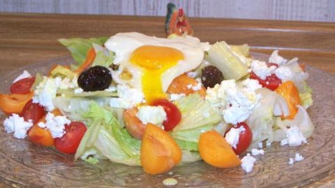 Bunter Salat mit Kartoffeln und Spiegelei: Frisch, sättigend und einfach nachzumachen – so wird dein Mittagessen zum Hingucker.