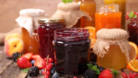 Ein Frühstück ohne Marmelade? Kaum vorstellbar! Mit unserem Grundrezept kochst du Marmelade einfach selbst.