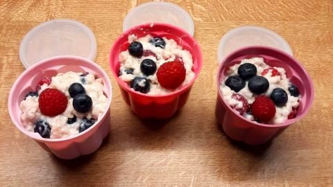 Die mit Haferflockenbrei und Beeren befüllten Förmchen sehen verführerisch aus und die Kleinkinder lieben es.