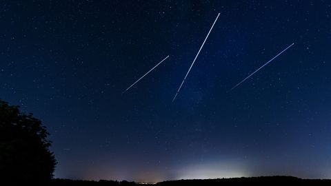 Sieh am 12. August ganz genau in den Nachthimmel. Wenn du Glück hast und der Himmel schön klar ist, siehst du richtig viele Sternschnuppen – das sind die Perseiden.