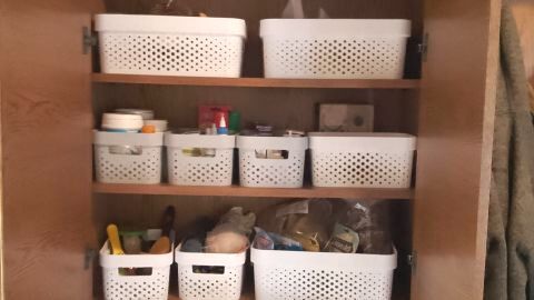 Mit praktischen Körben behältst Du das Haustierzubehör im Schrank ordentlich und schnell griffbereit, wie im Ratgeber gezeigt.