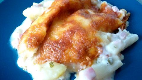 Spargel-Kartoffel-Auflauf: Herzhaft überbacken, mit Schinken und cremiger Sauce – einfaches Rezept für ein schnelles und leckeres Ofengericht.