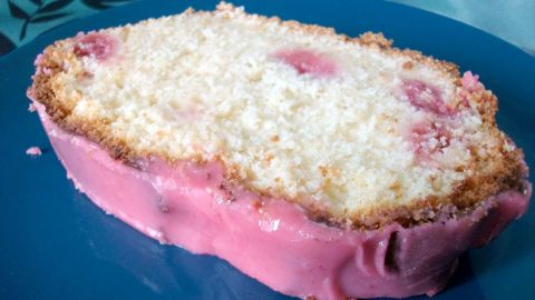 Saftiger Rührkuchen mit frischen Himbeeren und Zitronenglasur: So sieht das Ergebnis aus dem Rezeptartikel aus.