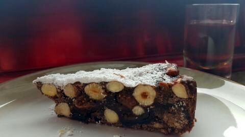 Panforte aus Siena: Saftige Nüsse, Trockenfrüchte und feine Gewürze machen dieses italienische Gebäck zu einem besonderen Genuss.