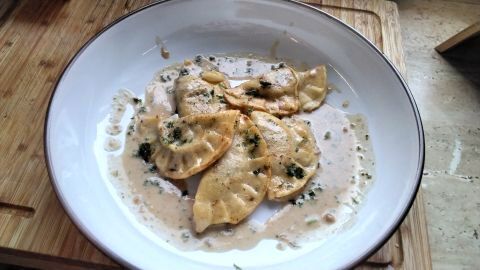 Ravioli mit Pilzfüllung: Frische Pasta trifft cremige Pilzsoße – probiere dieses herzhafte Rezept für ein besonderes Geschmackserlebnis.
