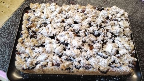 Zwetschgenkuchen mit Rumrosinen und knusprigen Streuseln: Saftig, aromatisch und perfekt für deinen Kaffeetisch!