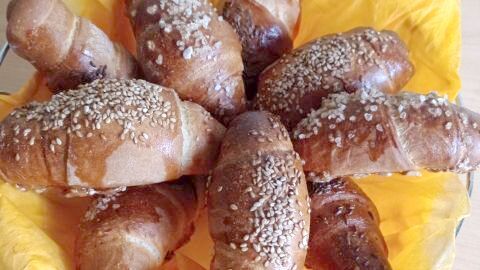 Herzhafte Hefeteig-Röllchen frisch aus dem Ofen: Perfekt für deine nächste Party oder als Snack zum Mitnehmen!