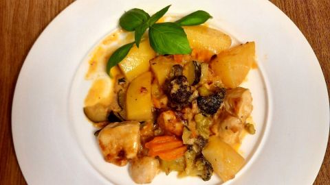 Paprika-Hähnchen mit Kartoffeln und Gemüse in cremiger Soße: Dieses Ofengericht ist perfekt für ein unkompliziertes, herzhaftes Abendessen.