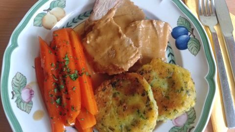 Kalbsbraten mit Weißwein-Rahmsoße aus dem Ofen, dazu Möhren und Kartoffeltaler – so gelingt dir ein festliches Sonntagsessen wie im Rezept.