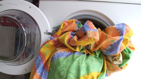 Wäsche knitterfrei waschen - ganz ohne Bügeleisen.