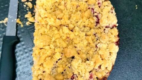 Zwetschgenkuchen mit Vanillepudding und Streuseln – so saftig und knusprig wie auf dem Bild gelingt er dir mit diesem Rezept.