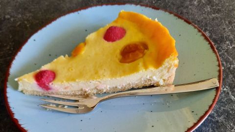 Sommertipp: Käsekuchen-Tarte mit Mirabellen und Himbeeren sorgt für fruchtige Vielfalt auf deinem Kuchenteller.