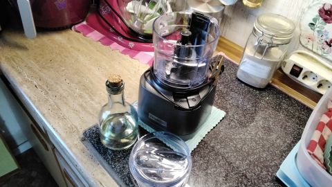 Neue Geräte, die mit einem Deckel erschlossen werden, sperren sich manchmal. Ein kleiner Trick mit Öl hilft. 