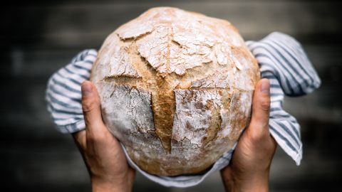 Mit den 5 Tipps gelingt dir ein knuspriges Brot wie auf dem Bild – so macht Backen zu Hause richtig Spaß!