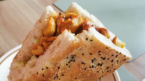 Selbstgemachter Döner mit Salat, Gemüseresten und Hähnchenfleisch im Fladenbrot.