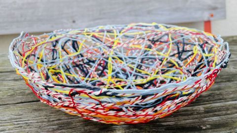 Mit dieser DIY-Anleitung verwandelst du bunte Garnreste mithilfe von Kleister ganz einfach in eine dekorative Schale für dein Zuhause.