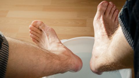 Mit einem Fußbad aus Natron und Essig kannst du Fuß- und Nagelpilz wirkungsvoll bekämpfen und deine Füße pflegen.