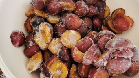 Nachhaltig einkaufen kannst du, indem du Obst wie Zwetschgen einfrierst, so kannst du es länger nutzen und Reste besser verwerten.