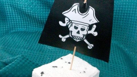 Bastle ein Piratenfloß aus Styropor – im Artikel findest du Tipps für dieses einfache DIY-Projekt für Kinder und Erwachsene.