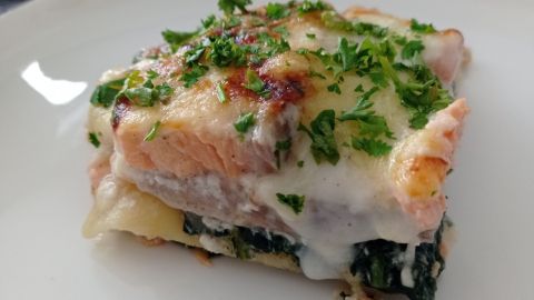 Saftiger Lachs, cremiger Spinat und zart geschmolzener Käse – so gelingt Lachslasagne laut Rezeptbild aus dem Artikel.