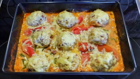Knödel-Auflauf mit Gemüse & Tomatensoße: Bei dem Anblick bekommt man doch sofort Appetit, oder? Meine neue Kreation mit Speckknödeln.