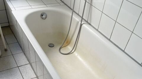 Diese Badewanne hat sich durch eisenhaltiges Wasser über die Jahre rötlich-gelb verfärbt.