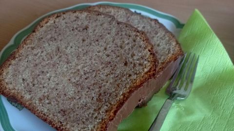 Saftiger Haselnusskuchen nach einfachem Rezept – zwei Scheiben purer Nussgenuss, perfekt serviert auf einem hübschen Teller.