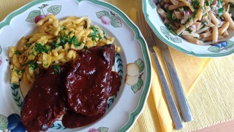 Hausgemachter Rinderbraten mit Spätzle und würziger Burgundersoße – so gelingt dir dieses klassische Sonntagsessen.