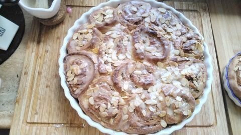 Rosenkuchen mit Nuss-Vanillepudding-Füllung in der Tarteform frisch aus dem Ofen.