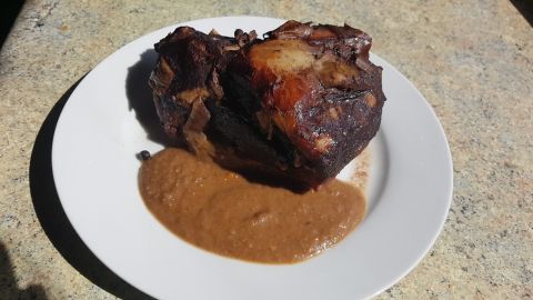 Leckerer, sanft gegarter Schweinenacken-Braten in aromatischer Soße. Glühwein, Piment und Lorbeer sorgen für das Aroma. 