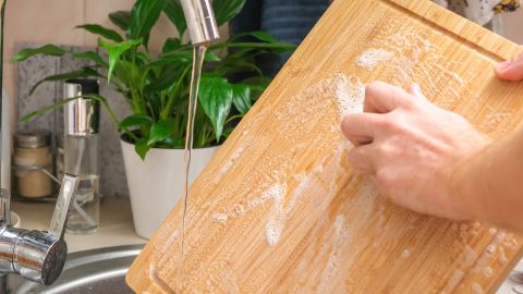 Nach dem Reinigen solltest du dein Holz-Schneidebrett abwechselnd hochkant und quer trocknen, um Schimmelbildung effektiv zu verhindern.
