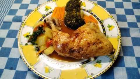 Knuspriger Hähnchenschenkel mit feinem Gemüse aus dem Airfryer-Backofen.