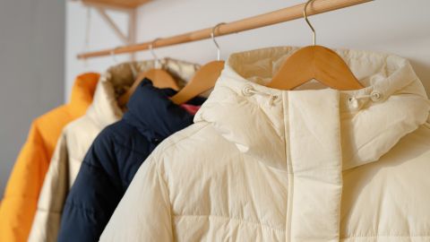 Mit den richtigen Tipps bleibt deine Daunenjacke auch nach dem Waschen schön fluffig.