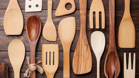 Halte deine Holzlöffel hygienisch und langlebig: Auskochen und mit einer Walnuss versiegeln – das schützt sie vor Feuchtigkeit und Schmutz.