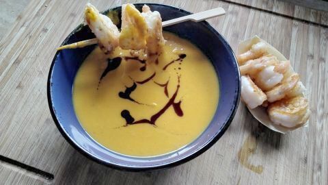 Kürbissuppe mit Kokosmilch, Mango und Garnelen: Eine cremige Suppe mit besonderer exotischer Note.