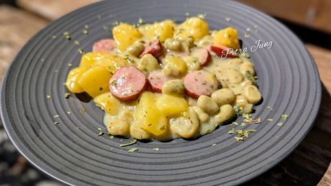 Dicke Bohnen untereinander mit Kartoffeln und Cabanossi – einfaches Rezept aus dem Ninja Foodi PossibleCooker oder Kochtopf.