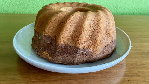 Mit diesem Mehl-Trick löst du deinen Kuchen ganz einfach und ohne Bruch aus der Form, wie hier auf dem Bild zu sehen.