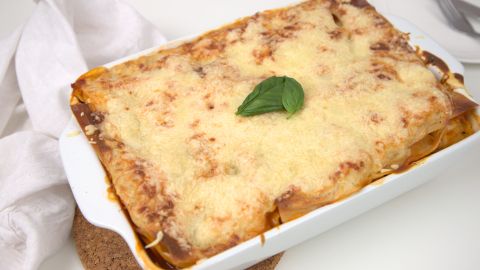 Herbstlich und vegetarisch: Diese einfache Kürbislasagne bringt Abwechslung auf deinen Tisch.