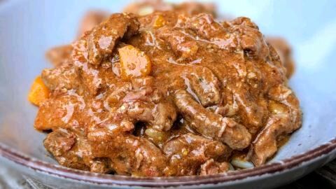 Rouladen One Pot: Saftiges Rindfleisch, Gemüse und herzhafte Soße – alles in einem Topf für ein schnelles, deftiges Gericht.