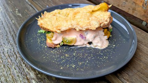 Hier mein Teller mit dem leckeren selbstgemachten Kartoffel-Sandwich mit Hackfleisch-Füllung.